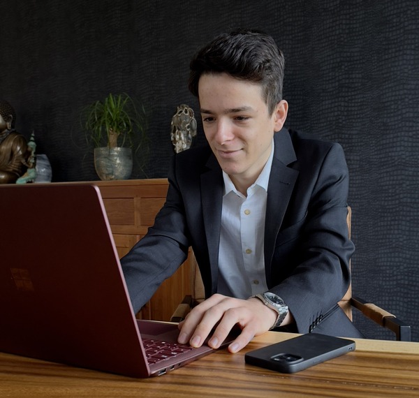 Liam Van den Keybus, oprichter Webwevers